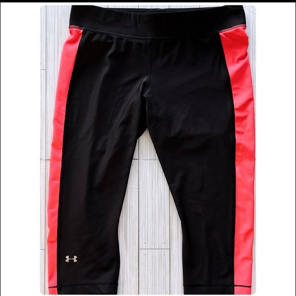 Under Armour HEATGEAR XL compression capri leggings. Black and pink Activewear.